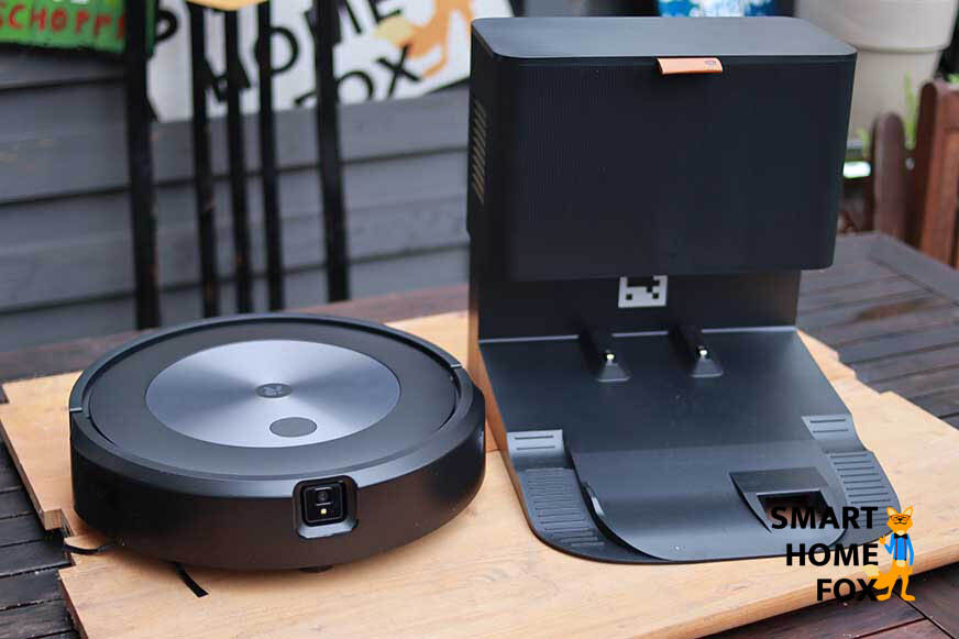 Die Absaugstation des iRobot Roomba j7+ ist in der Nahaufnahme zu sehen.